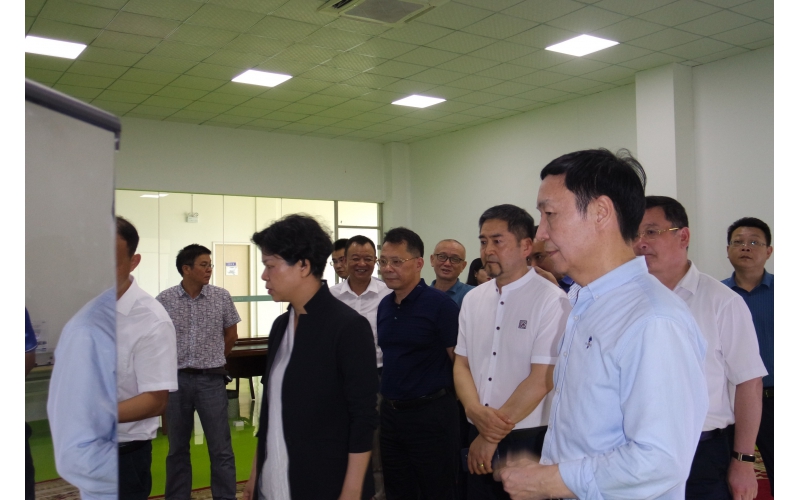 市委副書記、市長(zhǎng)張迎春走訪智能制造企業(yè)，來我司調(diào)研，與我司高層領(lǐng)導(dǎo)親切會(huì)面。
